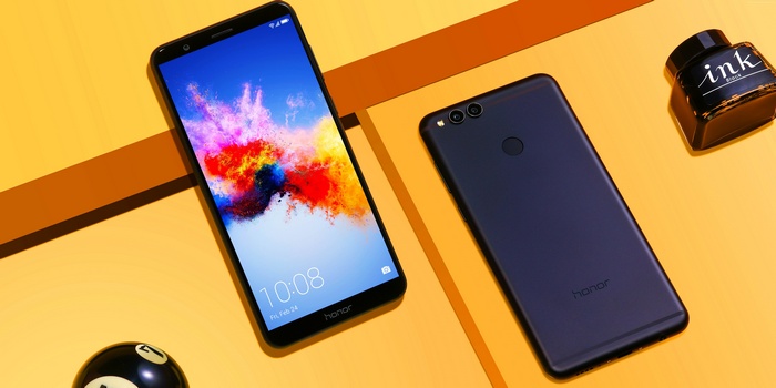 Honor V10 smartphones and ink bottle