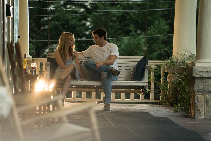 Alex Roe and Jessica Rothe in Forever My Girl 4K
