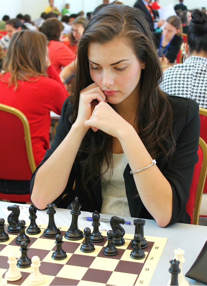 Alexandra Botez playing chess