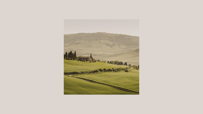 Tuscan landscape with rolling hills and a farmhouse