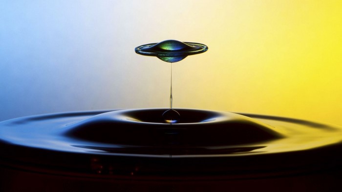 Water drop forming a Saturn-like shape