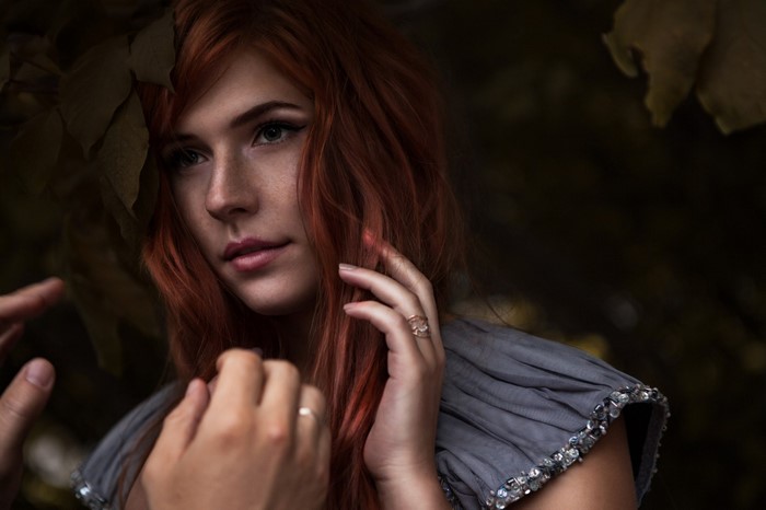 Redhead woman with rings and grey dress