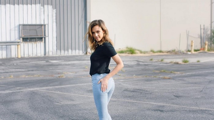 Jessica Alba in black t-shirt and jeans