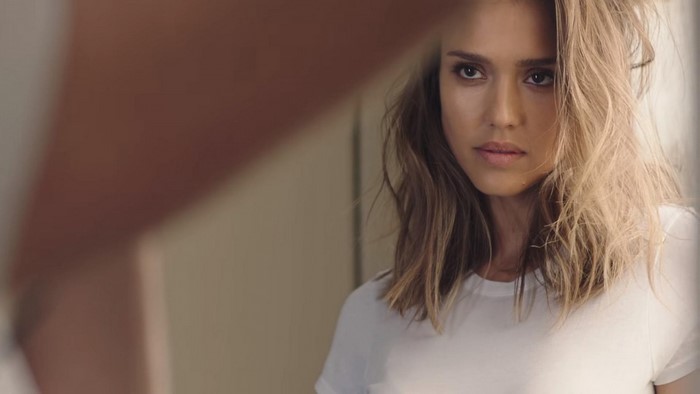 Jessica Alba looking in a mirror