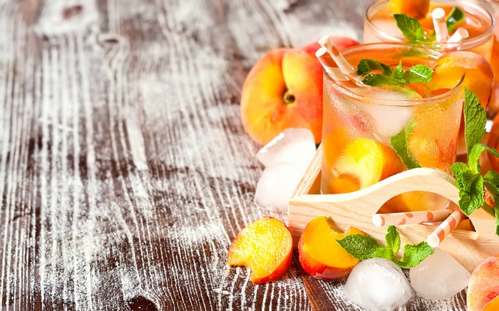 Peach lemonade with mint and ice