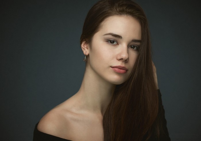 Portrait of a young woman with long brown hair