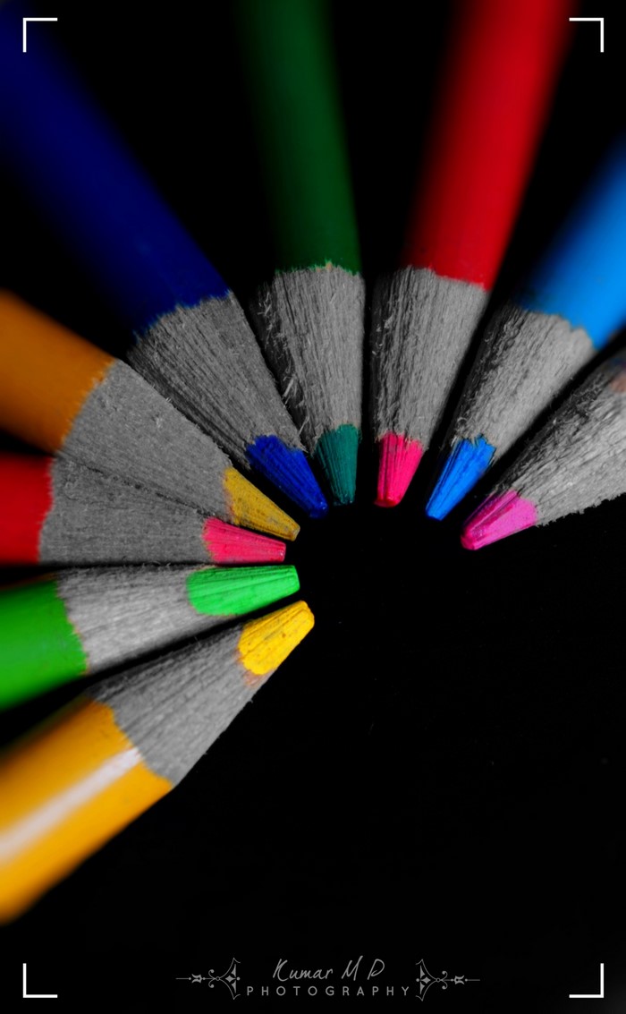 Selective coloring of colored pencils arranged in a circle
