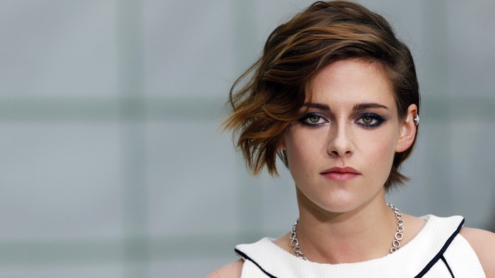 Kristen Stewart with short brown hair and smoky eye makeup