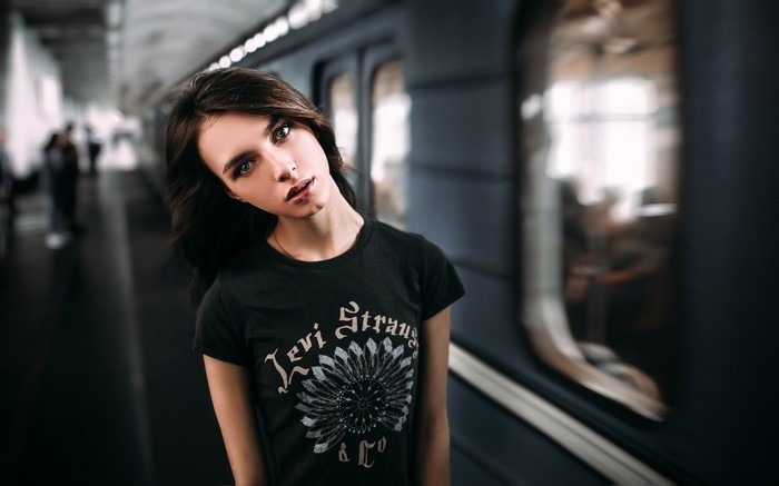 Victoria Vishnevetskaya posing on a subway platform
