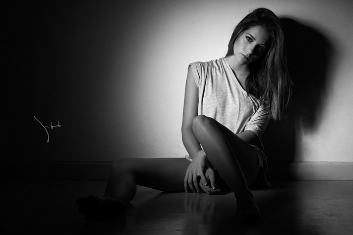 Monochrome portrait of a woman by Juan Renart