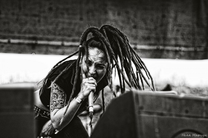 Tatyana Shmayluk of Jinjer singing into a microphone