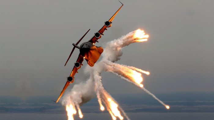 Boeing C-17 Globemaster III releasing flares