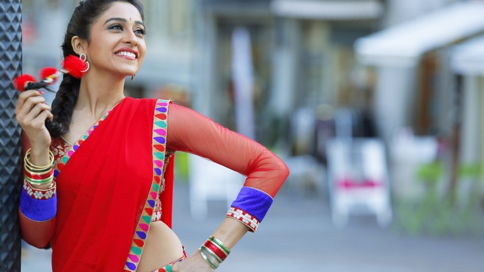 Regina Cassandra in red saree
