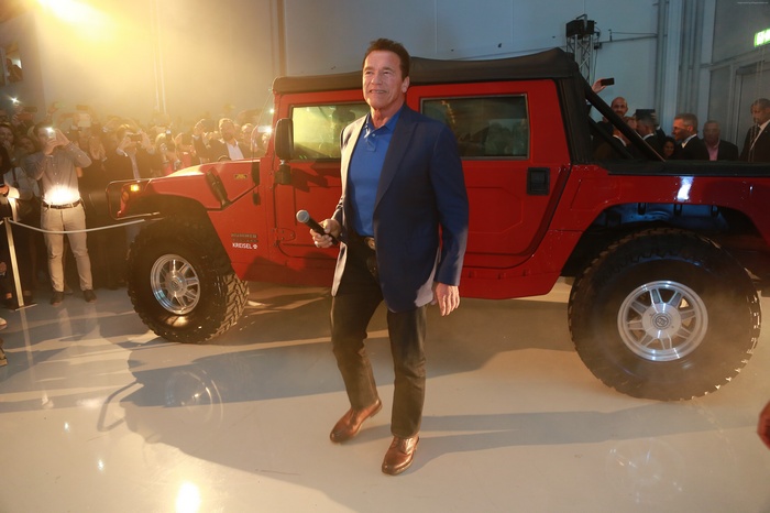 Arnold Schwarzenegger with a red Hummer H1