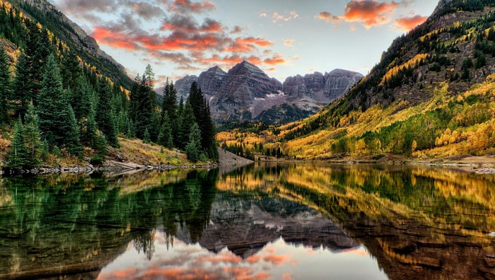 Maroon Bells lake reflection in autumn