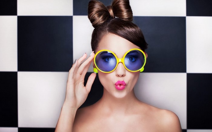 Woman with large sunglasses and bow hairstyle