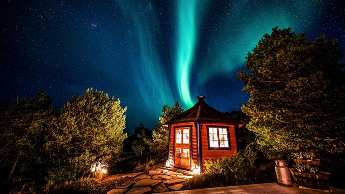 Cabin under the Aurora Borealis at night