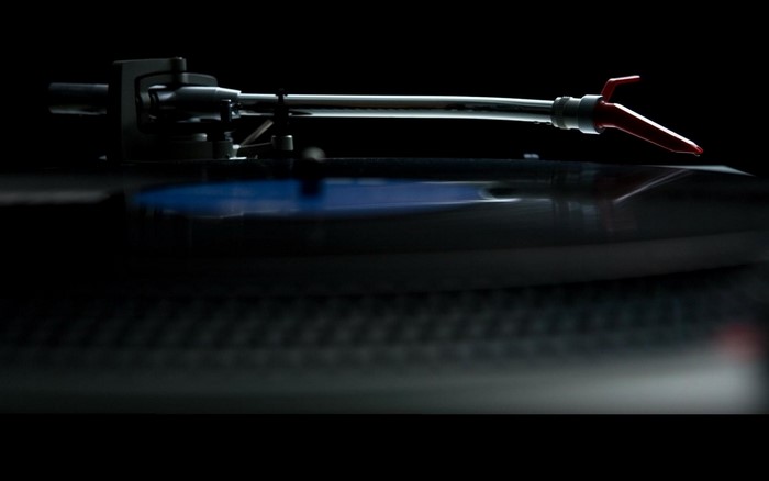 Close-up of a turntable tonearm and stylus