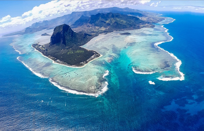 Underwater waterfall illusion on a tropical island