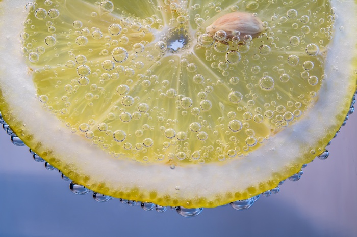 Lemon slice with bubbles in water