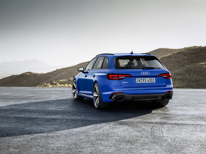 Blue Audi RS4 Avant 2018