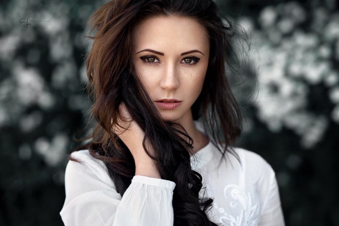 Woman with long brown hair and freckles