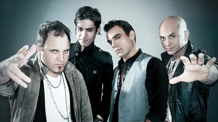 Caramelos de Cianuro band members posing