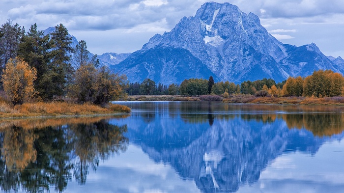 Mountain reflected in a lake with autumn trees