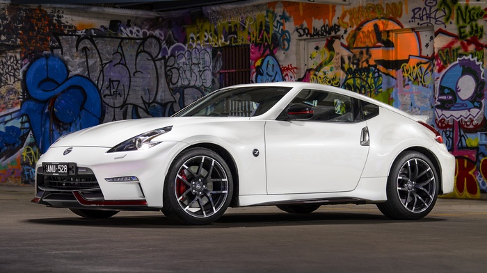White Nissan 370z Nismo 4K