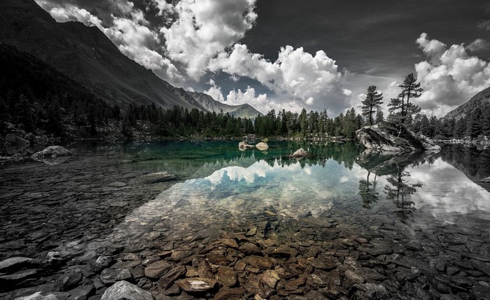 Lake reflection of mountains and trees