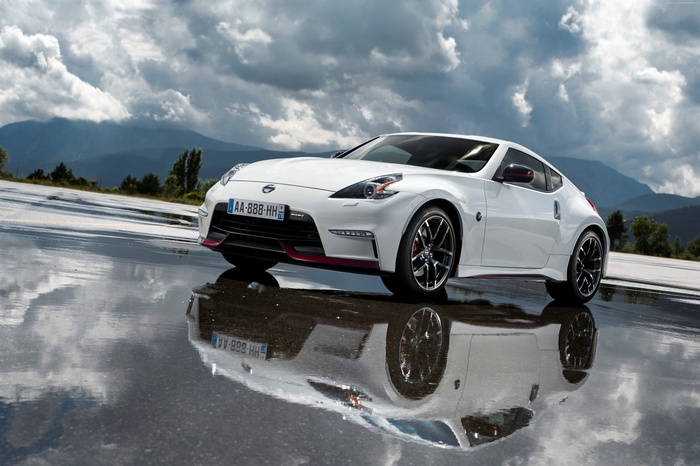 White Nissan 370z Nismo 4K