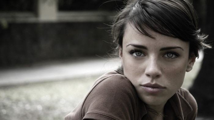 Woman with blue eyes and brown shirt