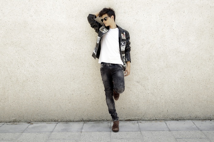 Abraham Mateo leaning against a wall