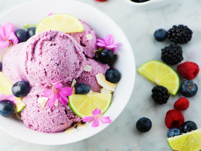 Berry ice cream with lime and berries