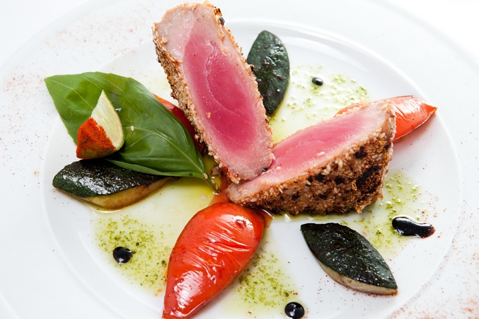 Sesame-crusted tuna steak with roasted vegetables
