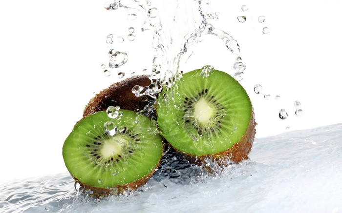 Kiwi fruit slices with water splashes