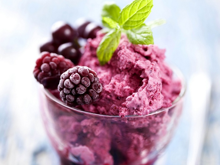 Berry ice cream with mint and berries