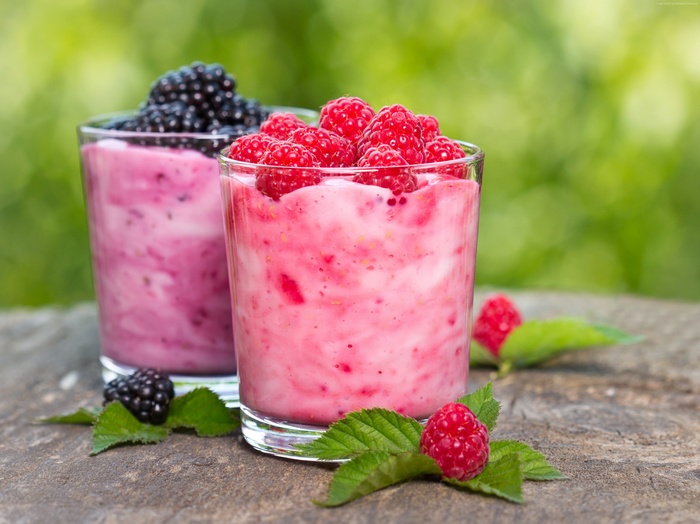 Raspberry and blackberry smoothies with fresh berries