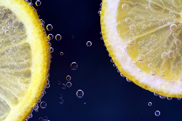 Lemon slices in sparkling water with bubbles