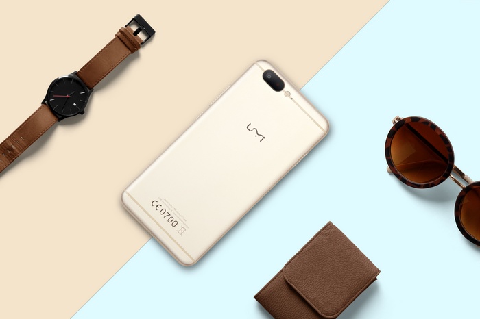 UMi Z smartphone with accessories