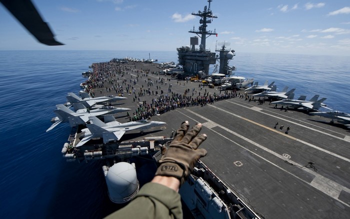 Aircraft carrier with F/A-18E/F Super Hornets and crew