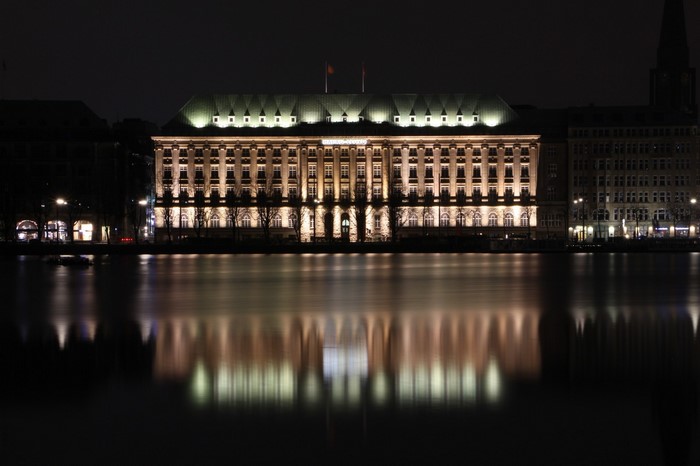Hotel Atlantic Kempinski Hamburg at night with reflection