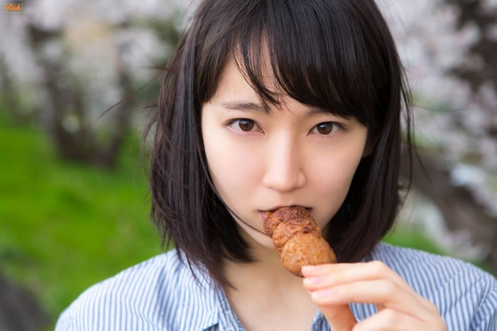 Riho Yoshioka eating dango outdoors