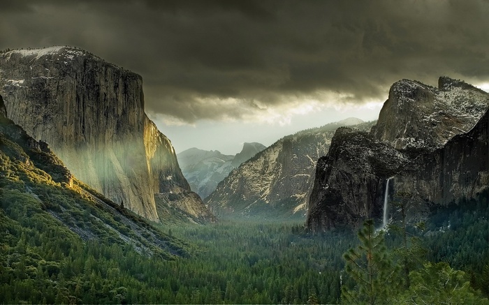 Yosemite Valley with El Capitan and Bridalveil Fall