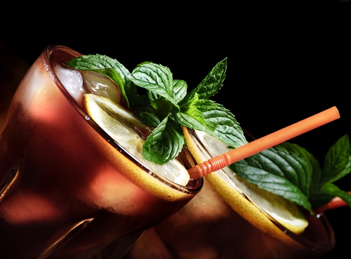 Two iced cocktails with lemon and mint