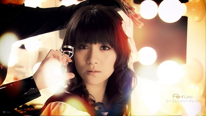 Perfume band member using eyelash curler