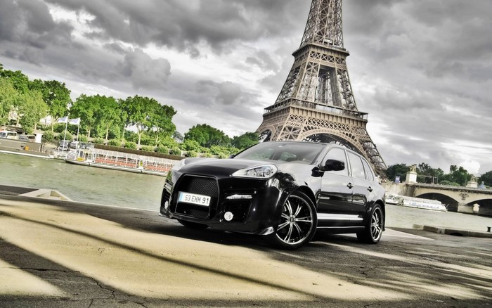 Black Porsche Cayenne in Paris with Eiffel Tower