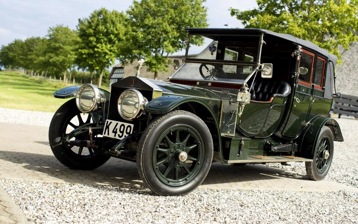 Green vintage Rolls-Royce touring car with license plate K 499