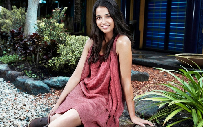 Naomi Scott 4K