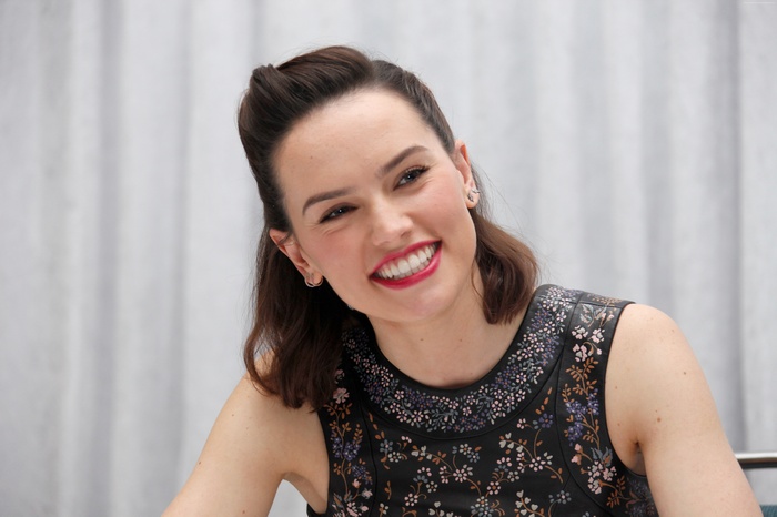 Daisy Ridley smiling